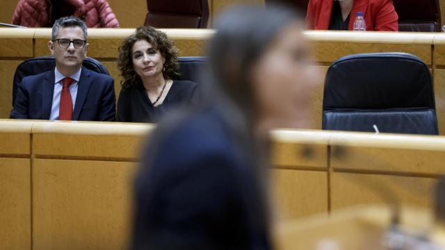 Félix Bolaños y María Jesús Montero escuchan la intervención de Míriam Nogueras durante el pleno del Congreso.