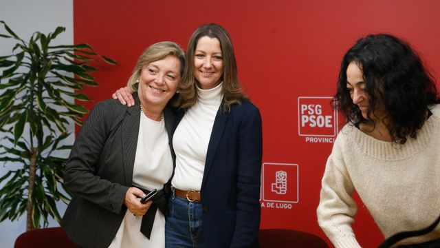 La concejala de Urbanismo en el Ayuntamiento de Lugo, Paula Alvarellos, acompaña a Lara Méndez el día que anunció su renuncia.
