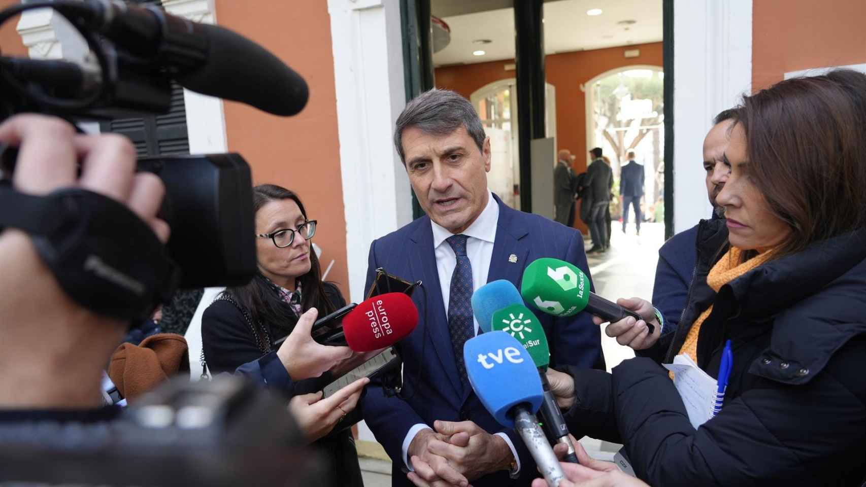 Pedro Fernández atiende a los periodistas en Huelva.