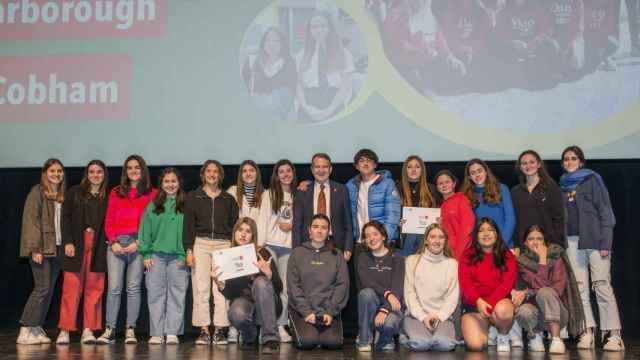 Abel Caballero con estudiantes beneficiarios del programa de idiomas del Concello.