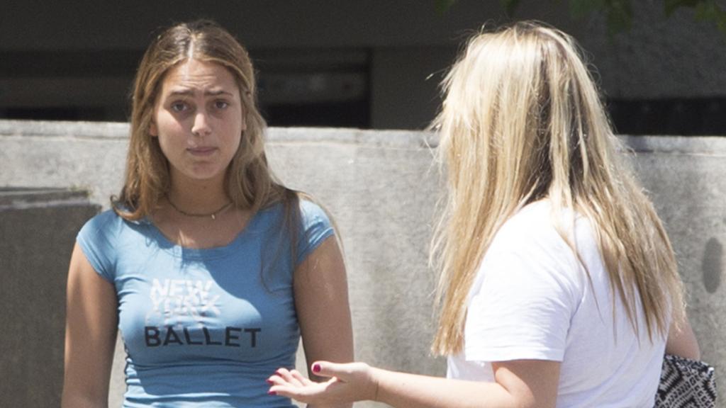 Isabel paseando por las calles de Madrid, junto a su hija, Mencía, en 2016.