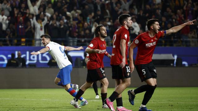 Lewandowski celebra su gol ante la protesta de los jugadores de Osasuna