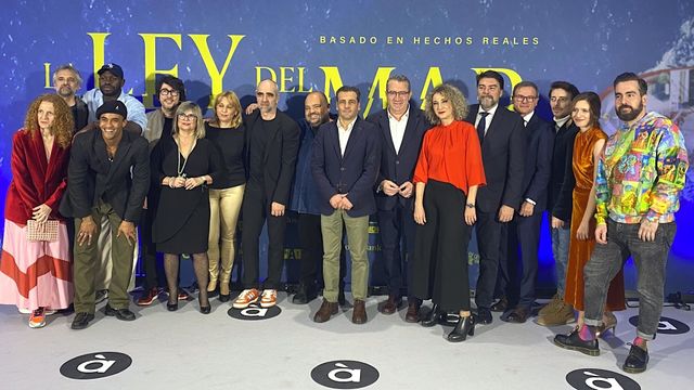 El equipo de 'La ley del mar' y las autoridades en el estreno de este jueves en Alicante.