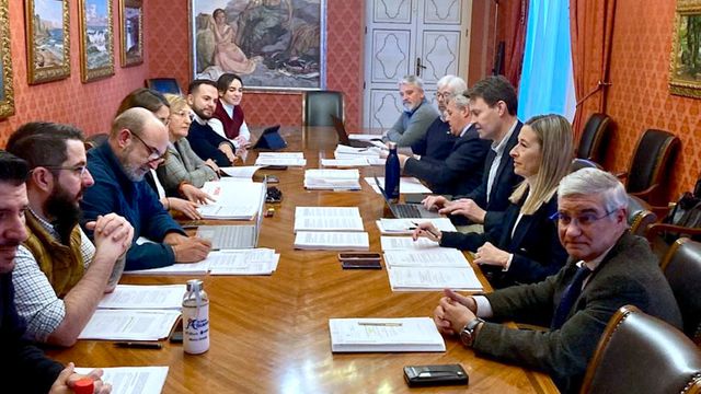 El concejal de Hacienda Toni Gallego, derecha, en la Comisión que ha aprobado los presupuestos municipales.