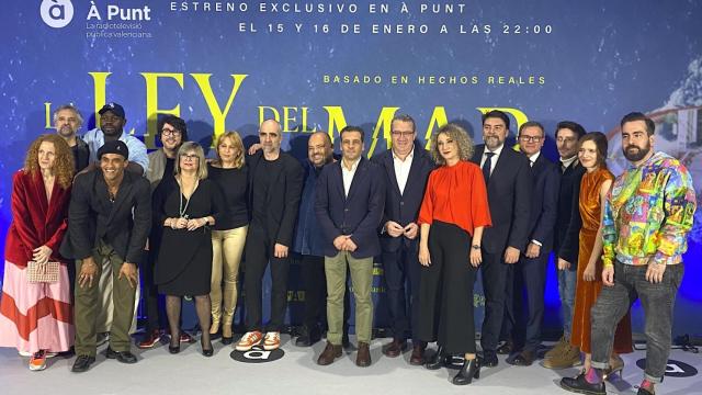 El equipo de 'La ley del mar' y las autoridades en el estreno de este jueves en Alicante.