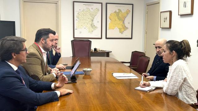 El alcalde Pablo Ruz y el concejal Juan de Dios Navarro en la reunión de este jueves con la Confederación Hidrográfica del Júcar.