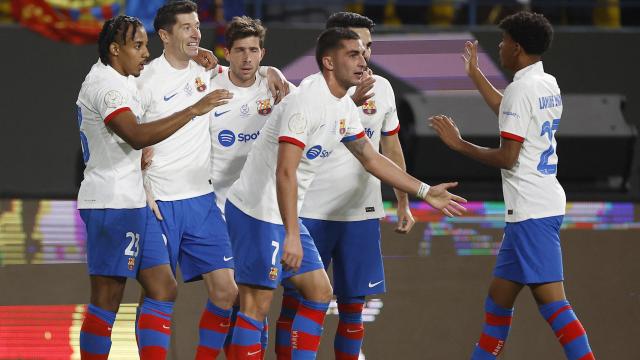 Los jugadores del Barça celebran el gol de Lewandowski