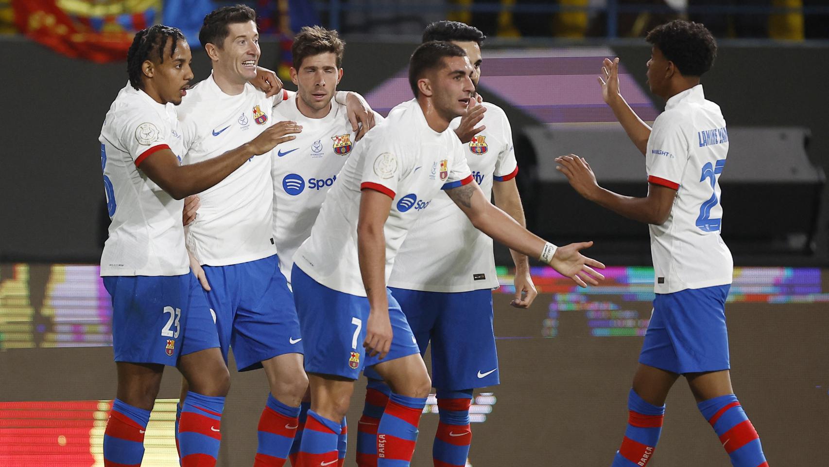 Los jugadores del Barça celebran el gol de Lewandowski