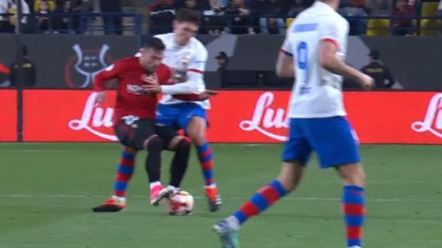 Osasuna reclama falta previa de Christensen en el gol de Lewandowski