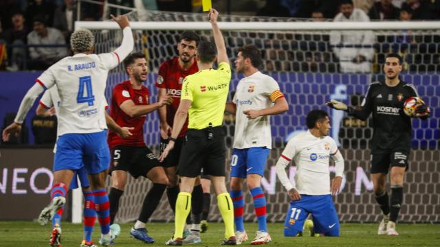 Muñiz Ruiz muestra una cartulina amarilla en el partido de la Supercopa.