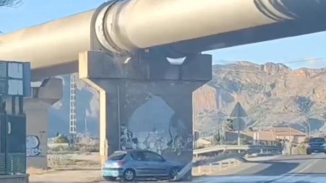 Aprovechan para lavar el coche con las goteras gigantes del trasvase Tajo-Segura