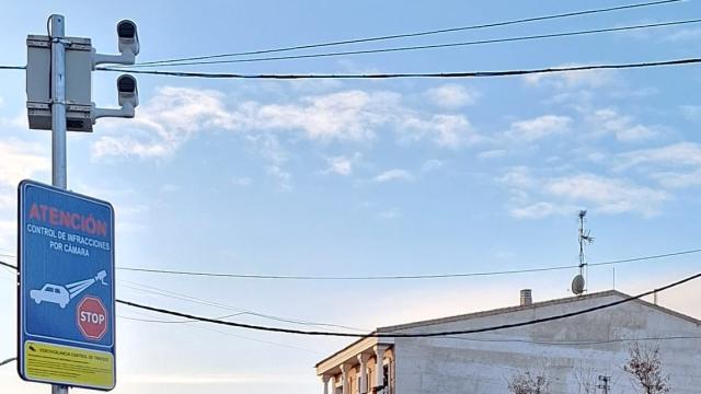 Dos de las cámaras de vigilancia del tráfico instaladas en Mora.