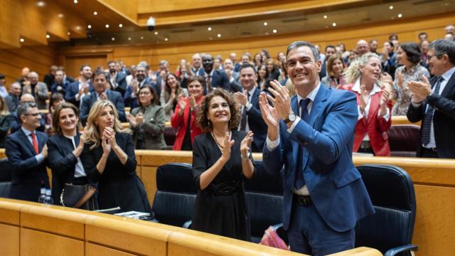 Pedro Sánchez junto a María Jesús Montero este miércoles en el Senado.