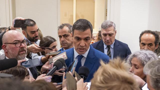 El presidente del Gobierno, Pedro Sánchez, atiende a los medios de comunicación este miércoles en el Senado.