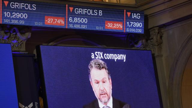 El presidente de la Comisión Nacional del Mercado de Valores (CNMV), Rodrigo Buenaventura, en una pantalla en la Bolsa de Madrid en la que aparecen las cotizaciones de Grifols.