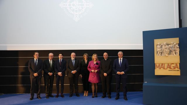 Foto de familia tras la presentación del acto.
