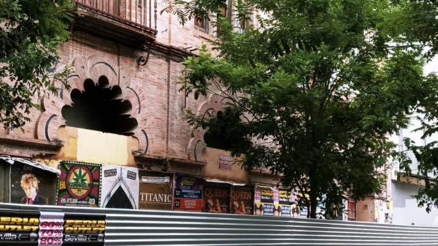 Fachada del antiguo cine X de Sevilla donde han aparecido los restos humanos