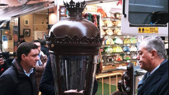 Sanz junto a una de las nuevas farolas presentadas este jueves.