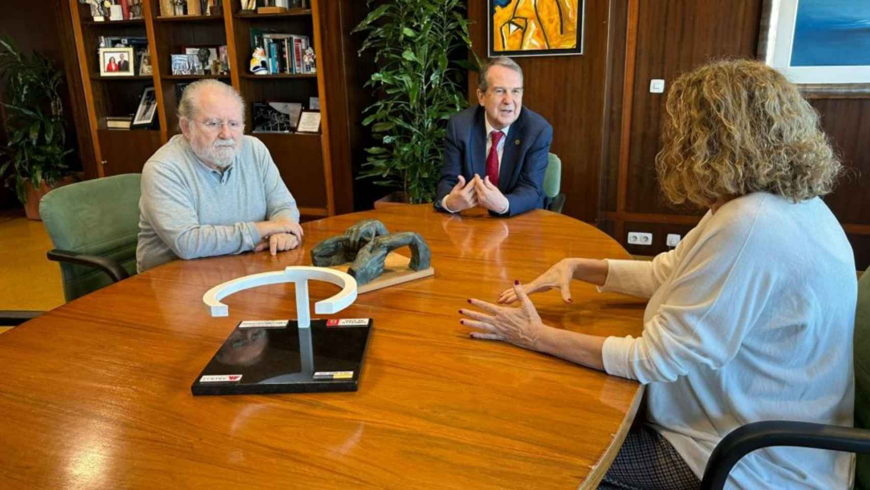 Abel Caballero durante la reunión con Julio Picatoste y María Teresa Conde-Pumpido.