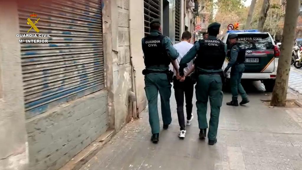 La Guardia Civil con uno de los detenidos