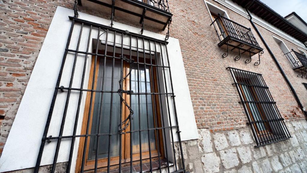 Imagen de la ventana del Palacio de Pimentel de Valladolid que supuestamente se utilizó para sacar a Felipe II para que fuese bautizado en San Pablo.