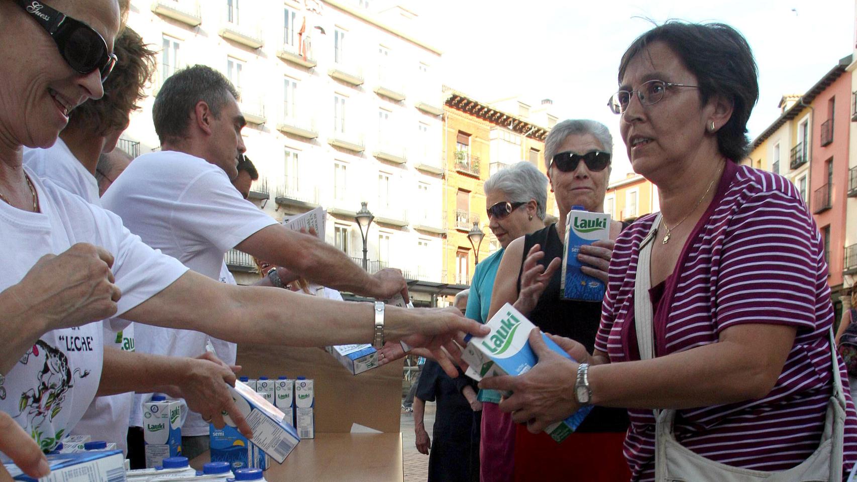 Los trabajadores de Lauki repartieron en 2012 leche a los vecinos de Valladolid para reivindicar la producción de la empresa