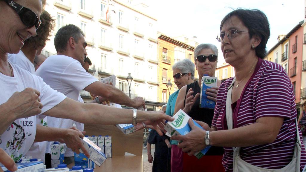 Los trabajadores de Lauki repartieron en 2012 leche a los vecinos de Valladolid para reivindicar la producción de la empresa