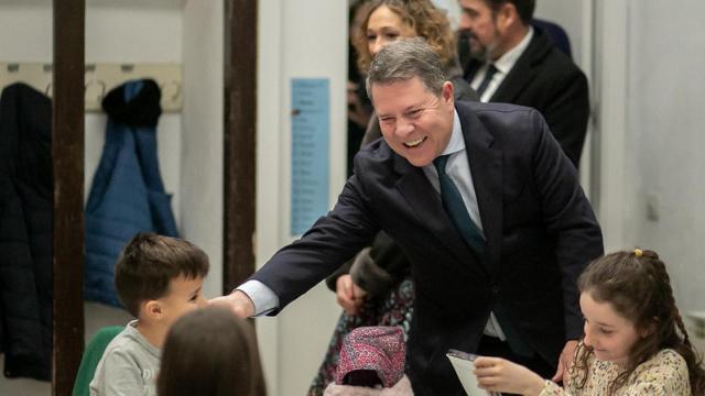 García-Page durante la visita al CEIP 'Cristo de la Esperanza'.