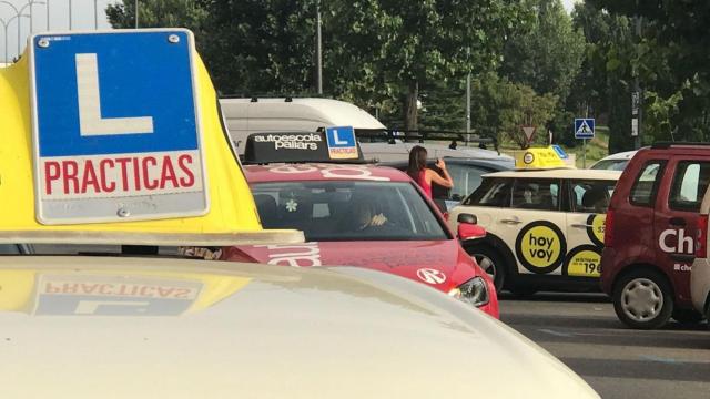 Imagen de un coche de autoescuela.