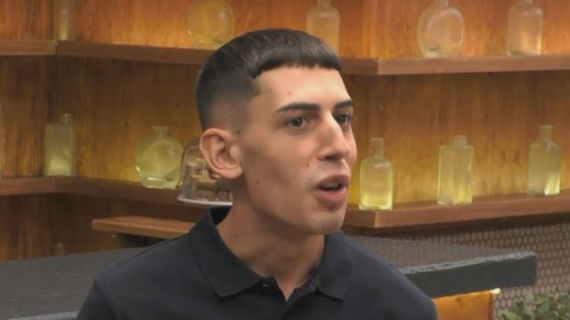 El churrero de TikTok acude a 'First Dates' con un impactante obsequio.