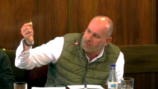 David García enseña una bala en el pleno de la Diputación de Zamora