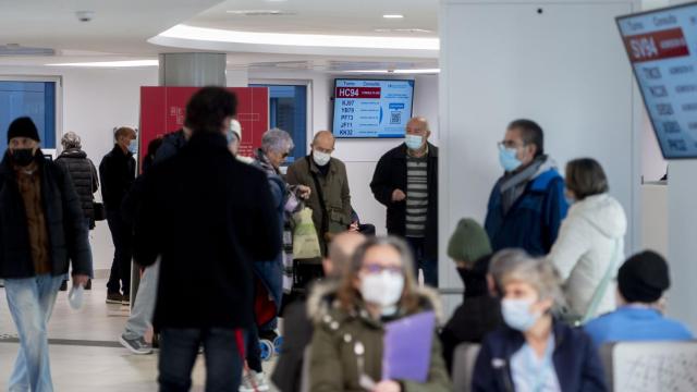 Varias personas con mascarilla en una sala del Hospital General Universitario Gregorio Marañón con mascarilla, a 11 de enero de 2024. Alberto Ortega EP