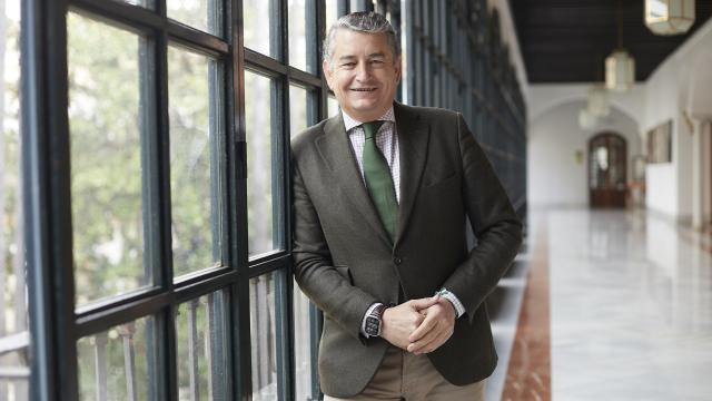 El consejero de la Presidencia, Interior, Diálogo Social y Simplificación Administrativa, Antonio Sanz, posa en el Parlamento andaluz.