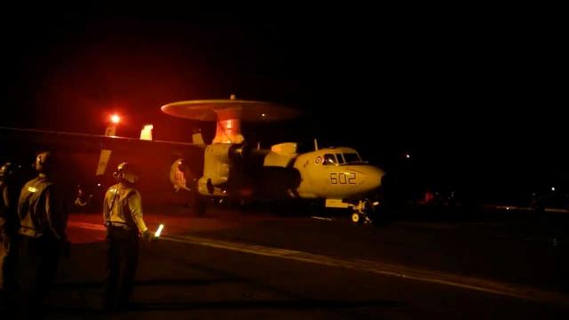 Un avión despega para unirse a la operación de la coalición liderada por EEUU contra Yemen.