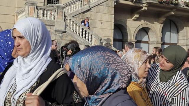 Mujeres musulmanas, en una plaza de Ripoll (Gerona), municipio gobernado por el partido xenófobo Aliança Catalana.