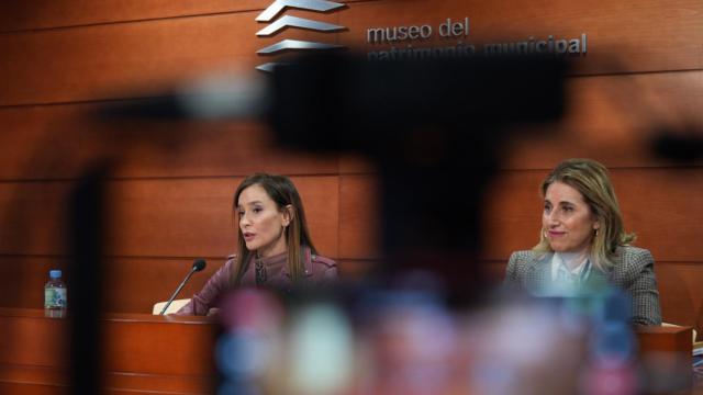 Elisa Pérez de Siles y María de la Paz Flores Delgado, en rueda de prensa, este viernes.