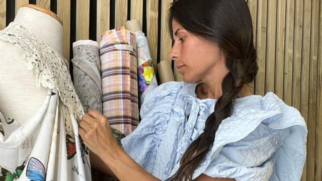 Paz García, creadora de Nïn the label, con sus diseños.