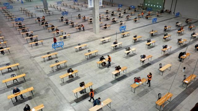 Cientos de personas participan en una oposición.