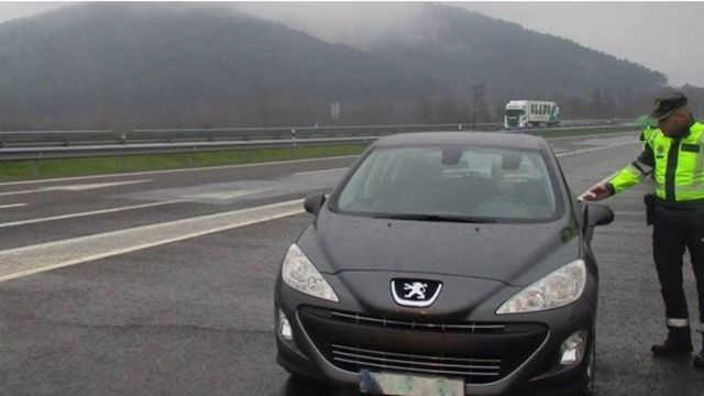 Vehículo interceptado por la Guardia Civil.