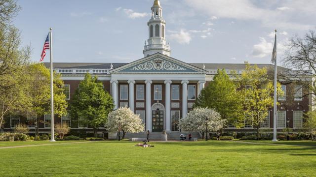 La Universidad de Harvard.