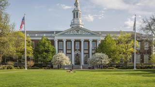 La Universidad de Harvard.