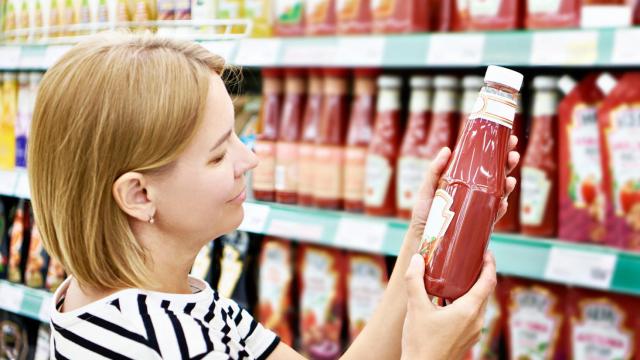 Mujer con un bote de ketchup.