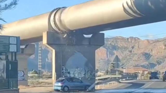 Un coche aprovechando el agua de la fuga.