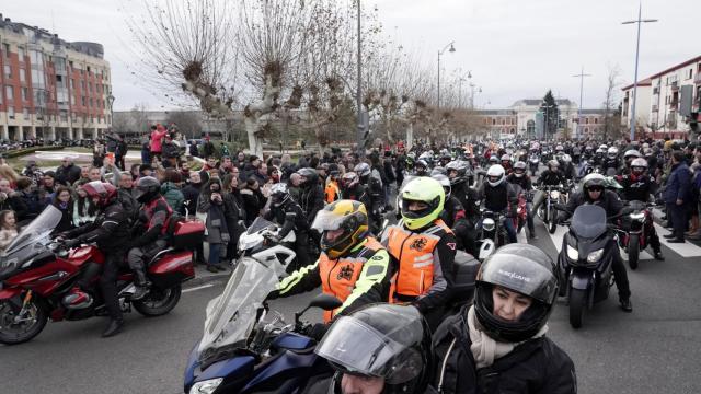El desfile de banderas de Pingüinos, este sábado en Valladolid.