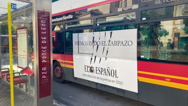 Un autobús de Tussam con la campaña de El Español en Sevilla.