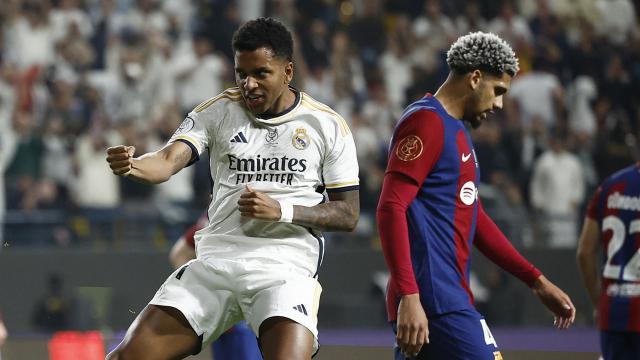 Rodrygo celebra su gol ante la tristeza de Araujo
