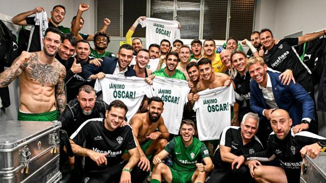 El equipo del Elche celebra la victoria en el vestuario.