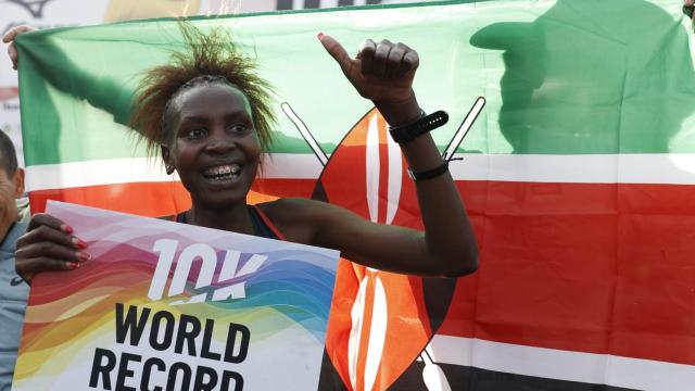 La atleta Agnes Jebet Ngetich, tras batir el récord del mundo de 10K.