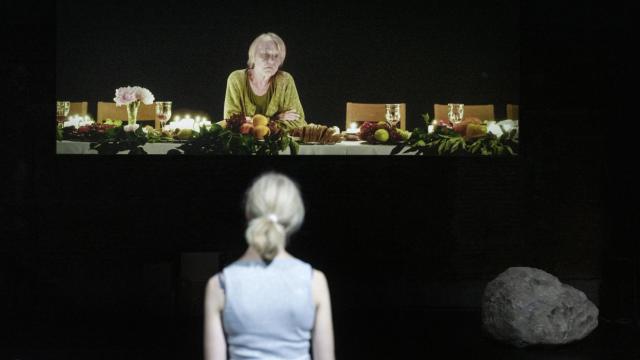 La actriz Ursina Lardi 'dialoga' en 'Everywoman' con una grabación de Helga Bedau, ya fallecida, cuyo último deseo era actuar en un escenario. Foto: Armin Smailovic