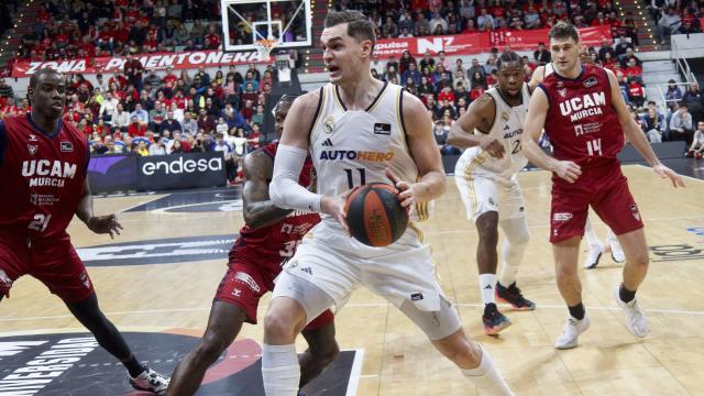 Mario Hezonja realiza una entrada a canasta frente al UCAM Murcia.